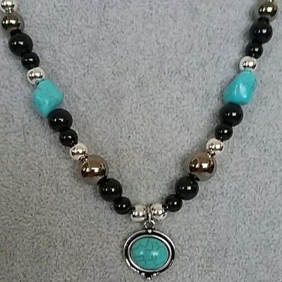 Crackled turquoise and silver beaded necklace - Picture 2 of 4